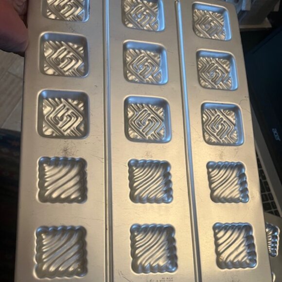 Vintage 5 Wilton Chocolate molds - Picture 3 of 8